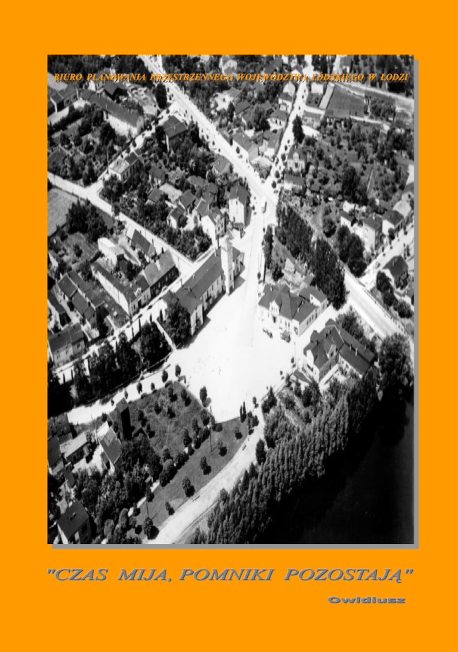 Grafika przedstawia okładkę tytułową opracowania „Koncepcja ochrony i kształtowania środowiska kulturowego. Studium historycznych zespołów miejskich i wiejskich”. Tło okładki w pomarańczowej, jednorodnej kolorystyce z dużym pionowym, czarno-białym zdjęciem lotniczym, na którym widoczny jest układ średniowiecznego miasteczka z centralnie umieszczonym rynkiem i rozchodzącymi się z niego ulicami, otoczonymi zwartą zabudową z trzech stron i zielenią parkową z jednej strony. Na górze zdjęcia widnieje pomarańczowy napis: Biuro Planowania Przestrzennego województwa Łódzkiego w Łodzi. Pod zdjęciem znajduje się motto opracowania: „CZAS MIJA, POMNIKI POZOSTAJĄ”. Poniżej, mniejszą czcionką, umieszczono podpis „Owidiusz” – autor cytatu.