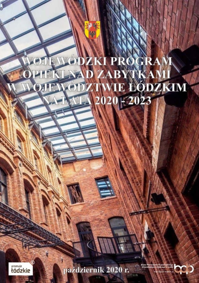Grafika przedstawia okładkę tytułową dokumentu „Wojewódzki Program Opieki nad Zabytkami w województwie łódzkim na lata 2019 – 2023”. Tłem okładki jest fotografia zrewitalizowanego pofabrycznego obiektu, obecnie wnętrza hotelowego kompleksu „Fabryka Wełny” w Pabianicach. Na górze strony, centralnie umieszczono herb Województwa Łódzkiego w kolorach czerwonym, złotym i czarnym. Pod logotypem znajduje się tytuł opracowania „Wojewódzki Program Opieki nad Zabytkami w województwie łódzkim na lata 2019 – 2023” wyśrodkowany, pisany wielkimi literami w białym kolorze. Na dole okładki, po lewej stronie znajduje się logo „promuje łódzkie”, w środkowej części informacja z datą opracowania – październik 2020 r. pisana małymi literami, białą czcionką, a po prawej stronie logo Biura Planowania Przestrzennego Województwa Łódzkiego w Łodzi w biało-beżowym kolorze wraz z adresem strony internetowej http://bppwl.lodzkie.pl.