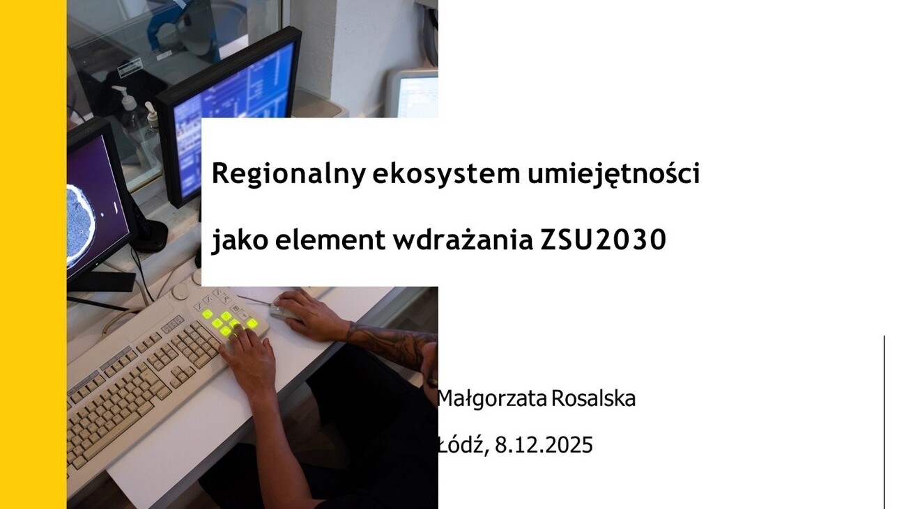Zdjęcie jest zrobione ze slaju z prezentacji Regionalny ekosystem umiejętnosci jako elemnnt wdrażania ZSU 2030. Widzimy tam dłonie osoby siedziące przed dwoma monitorami.
