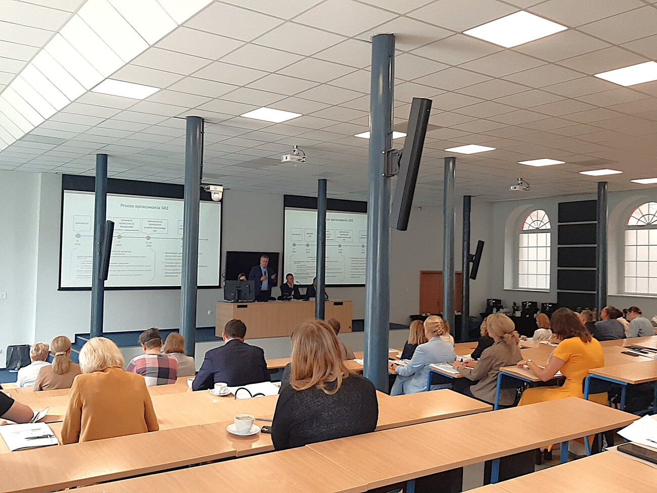 Zdjęcie pokazuje anonimowe ujęcie uczestników konferencji