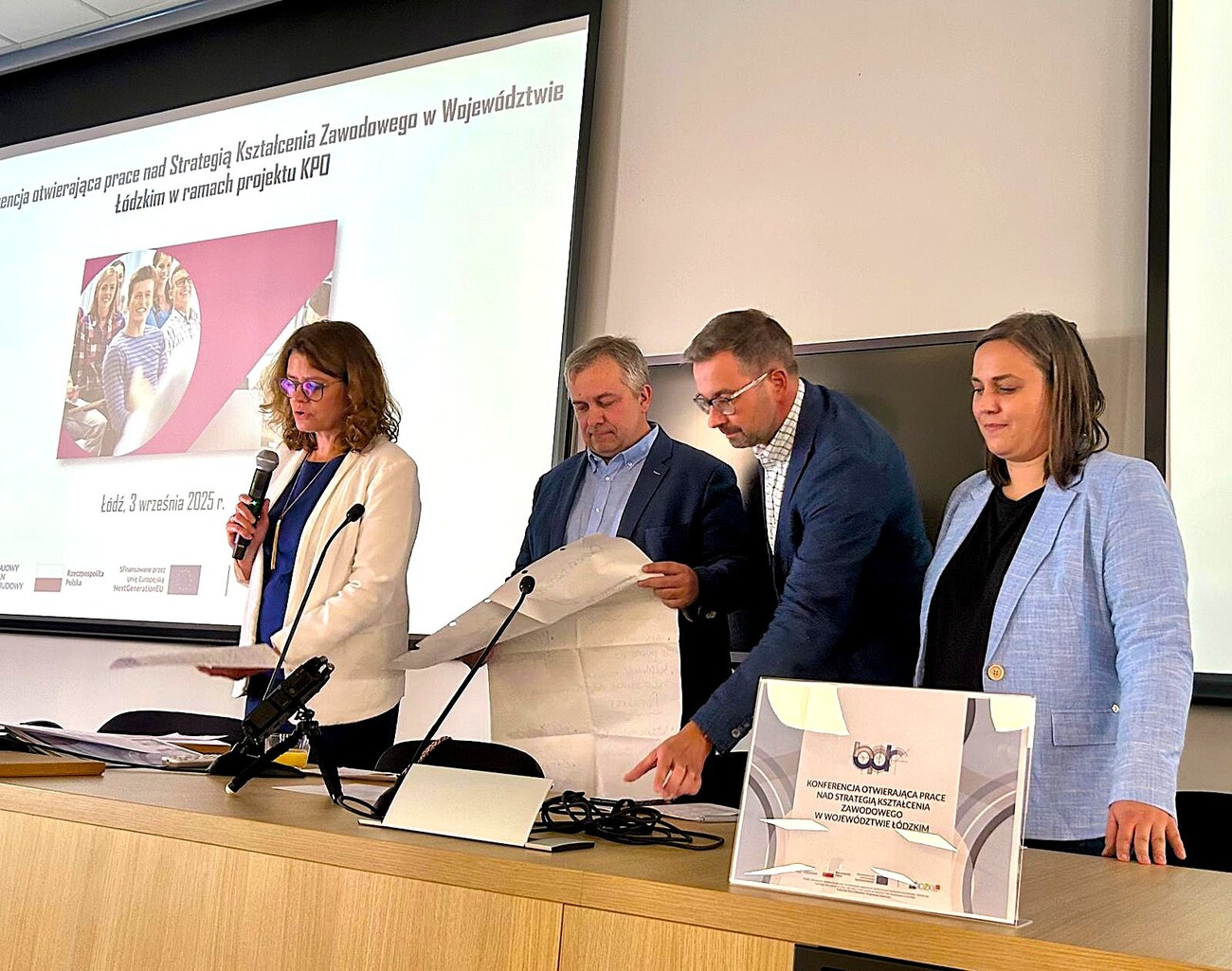 Zdjęcie przedstawia uczestników konferencji, którzy opowiadają o wypracowanych wnioskach na warsztatach będących częścią konferencji.