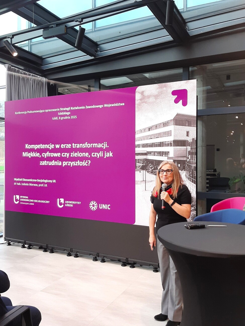 Na zdjęciu jest Pani  dr hab. Izabeli Warwas, prof. UŁ przedstawiająca przygotowane wystąpienie.