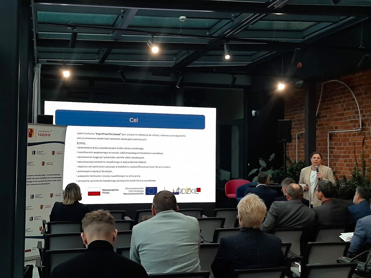 Na zdjęciu widać Panią Sylwię Laskowską  dyrektorkę Centrum Rozwoju Edukacji  Województwa Łodzkiego w Łodzi, która opowiada o formule i głównych założeniach konkursu „Kręci mnie mój zawód”. 
