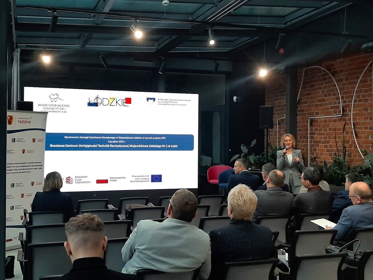 Na zdjęciu widac dyrektorkę  Branżowego Centrum Umiejętności Techniki Dentystycznej Województwa Łódzkiego – Pani Anna Adamusiak-Stasiak, która opowiada o swoim centrum.